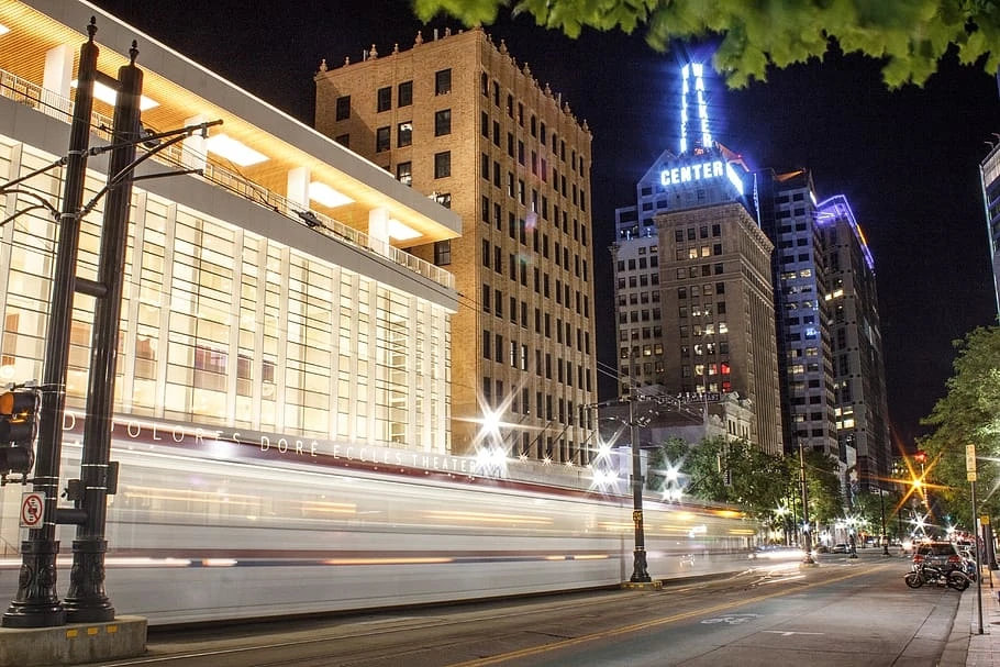 united-states-salt-lake-city-lightrail-skyline